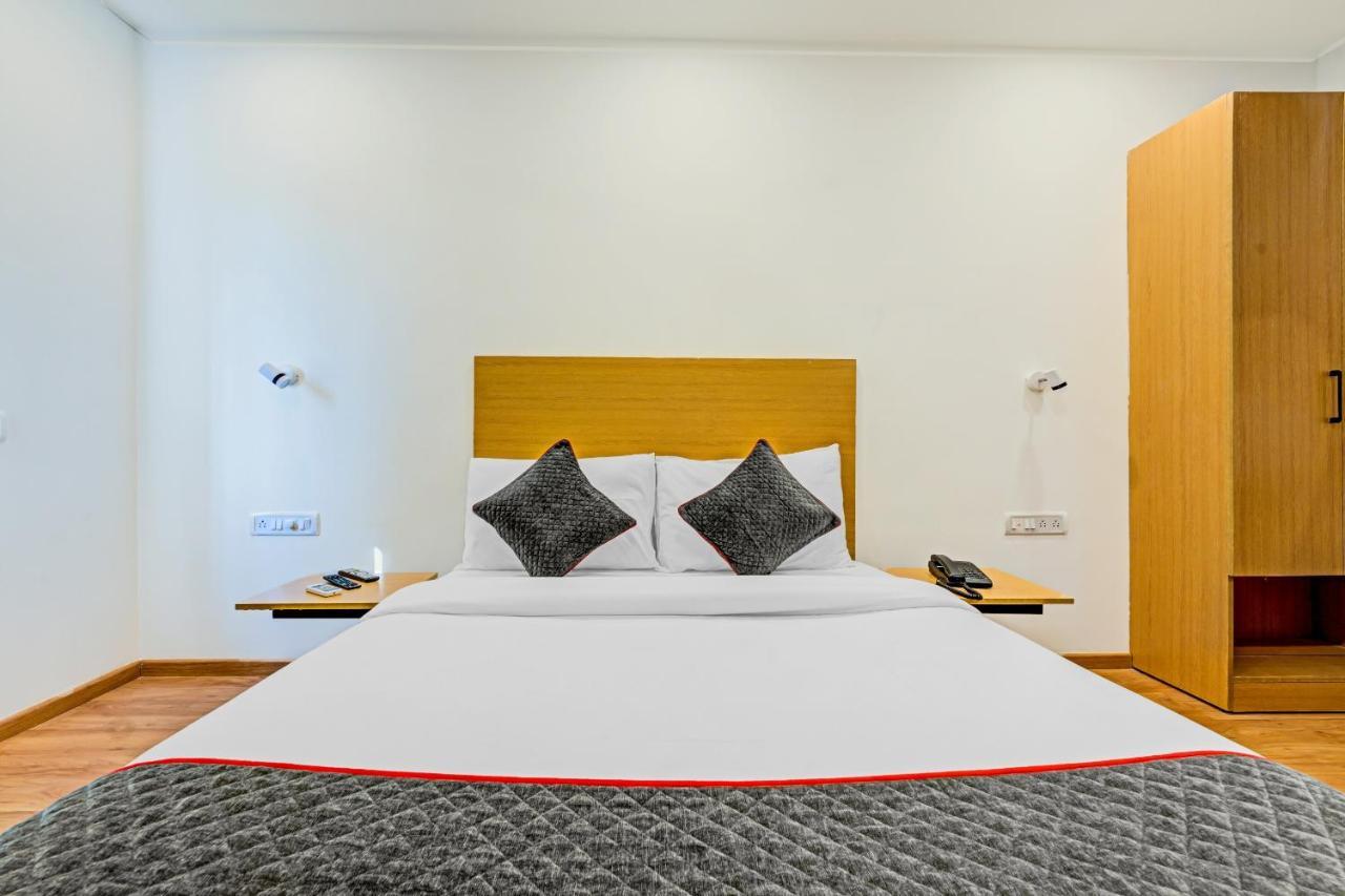 Oyo Townhouse 74871 Thoraipakkam Hotel Madras Buitenkant foto