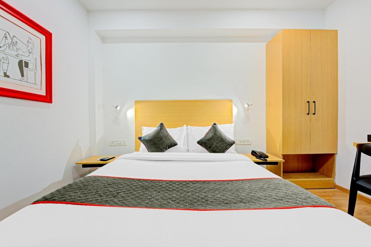Oyo Townhouse 74871 Thoraipakkam Hotel Madras Buitenkant foto